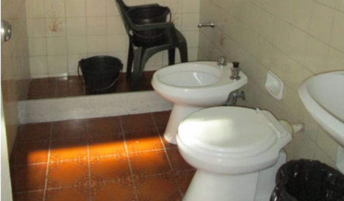 Imagen de los baños de la Casona de Punta Carretas entes de la remodelación.